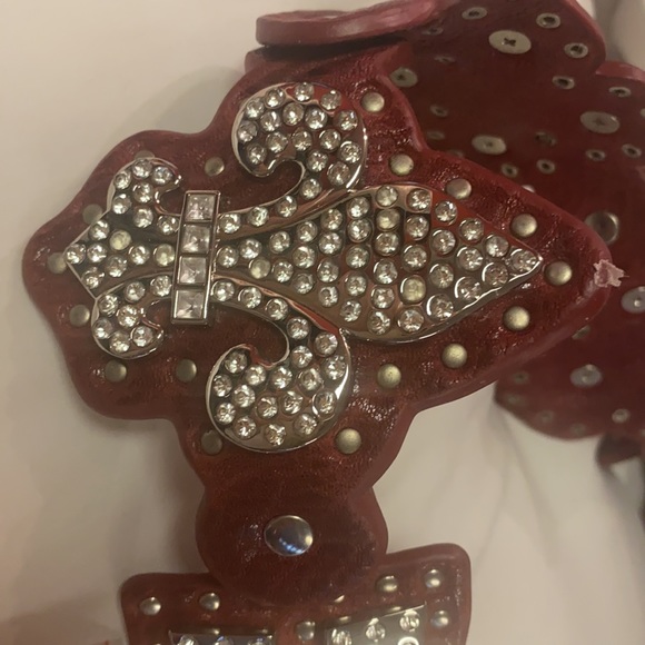 Nwt Charm and Luck fleur de Lois bling leather belt red with stones size S - Picture 6 of 9